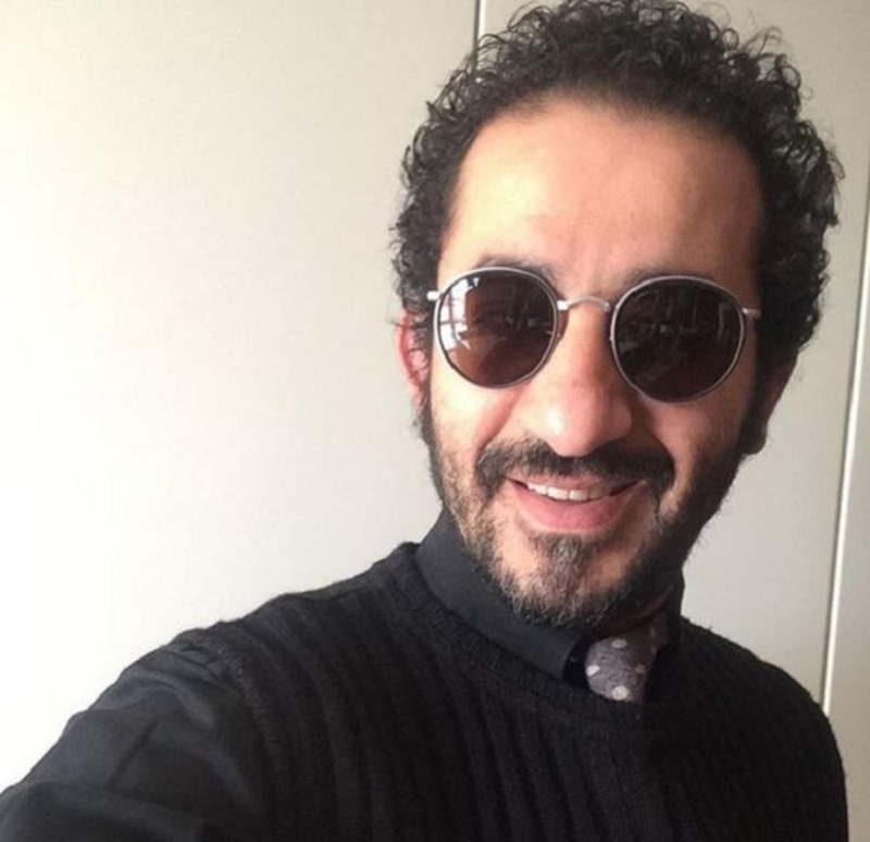 أحمد حلمي ينشر أول صورة لوالدته.. هل يشبهها؟